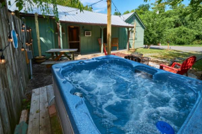 Steps from Downtown Pigeon Forge Parkway + Private Hottub and firepit - Wifi - Firefly Bungalows